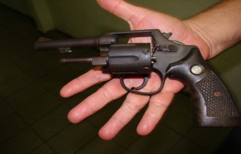 Ir para  <p>Um homem morreu depois de ser atingido por disparos de arma de fogo em Erechim. O crime ocorreu na Rua Santa B&aacute;rbara, no bairro Cristo Rei, nos primeiros minutos desta segunda-feira, 30. A v&iacute;tima tinha 22 anos de...